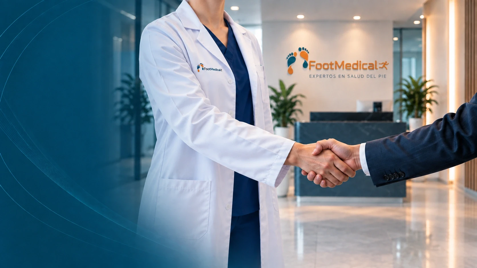 Apretón de manos entre profesional FootMedical e institución aliada